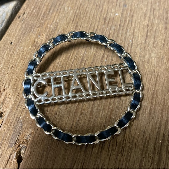 CHANEL Leather & Metal Chain Brooch from 2018 - Picture 2 of 9